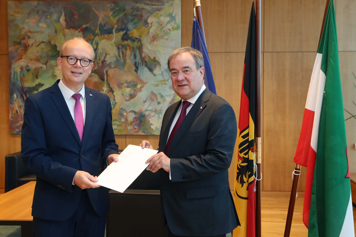 Der Präsident des Landtags, André Kuper, hat Ministerpräsident Armin Laschet die Urkunde zur Amtsbeendigung überreicht. Die Amtsniederlegung ist gemäß Landesverfassung nötig, da <a href="/ArminLaschet/">Armin Laschet</a> Mitglied des Deutschen Bundestags wird. landtag.nrw.de/home/aktuelles…