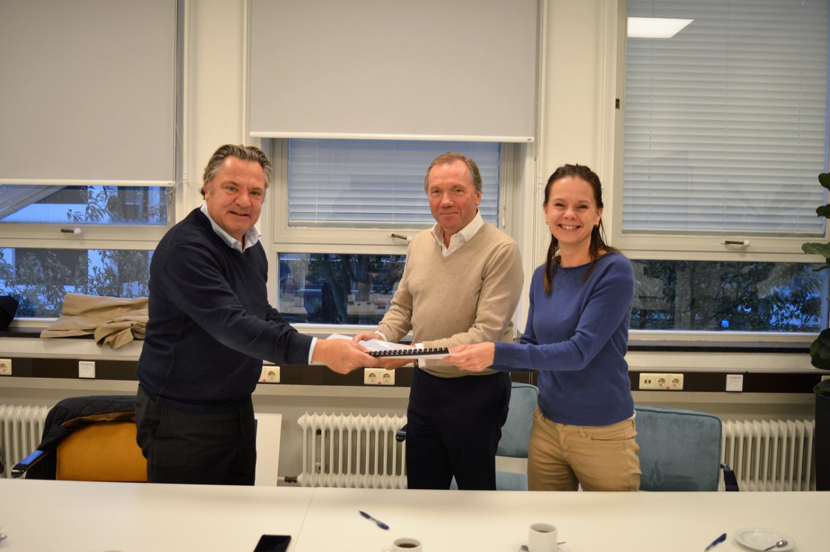 QDelft's tweet photo. WE SIGNED THE NEW HOUSING CONTRACT 🎉

We started early this Monday with the signing of our new building located in Delft (Elektonicaweg 10). The new building will be located on the eastern part of the @tudelftcampus  still closely connected to @QuTech_news and @TNO_Research. https://t.co/n7S9cmCScB