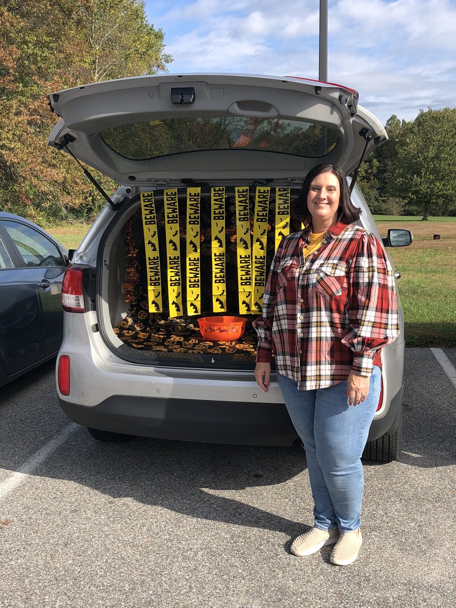 OES_smcps's tweet photo. Our teachers had a blast getting ready for our Trunk or Treat!  Thanks Mrs. Lloyd, Mrs. Woodard, Mrs. Furr, and Mrs. Gunn! https://t.co/i5rYL42l3n