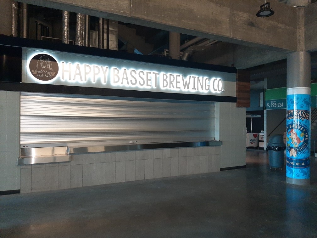 StormontVailEC's tweet photo. *NEW* Happy Basset Brewing Co Craft Beer Garden inside Landon Arena at #TheVail!
The Happy Basset Craft Beer Garden offers a selection of 6-8 craft brews from Happy Basset, including offerings from other local &amp; regional breweries. #BuyLocal #TopekaKansas #TopCity #BeerLocal https://t.co/xEedWJNcf3