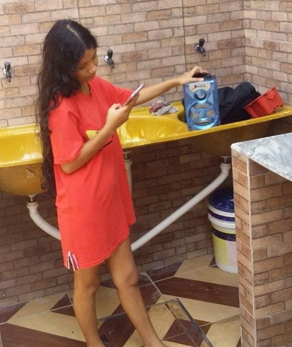ClarissaYorke's tweet photo. eu escolhendo a música p começar a limpar a casa https://t.co/9v4QnYLguc