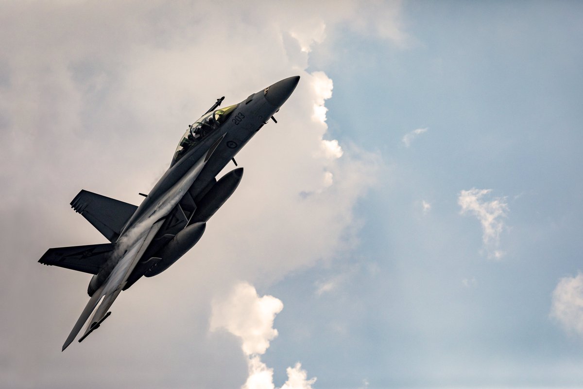 DefenceAust's tweet photo. #ICYMI an #AusAirForce F/A-18F Super Hornet flies over #HMASCanberra & #HMASAnzac while conducting air warfare serials during Exercise #BersamaGold21. π¦πΊπ²πΎπΈπ¬π¬π§π³πΏ
@Australian_Navy @AusAirForce @RoyalNavy @NZNavy @myjointforce @TheRSAF #FPDA50 #YourADF https://t.co/Sc7P7EkzWh