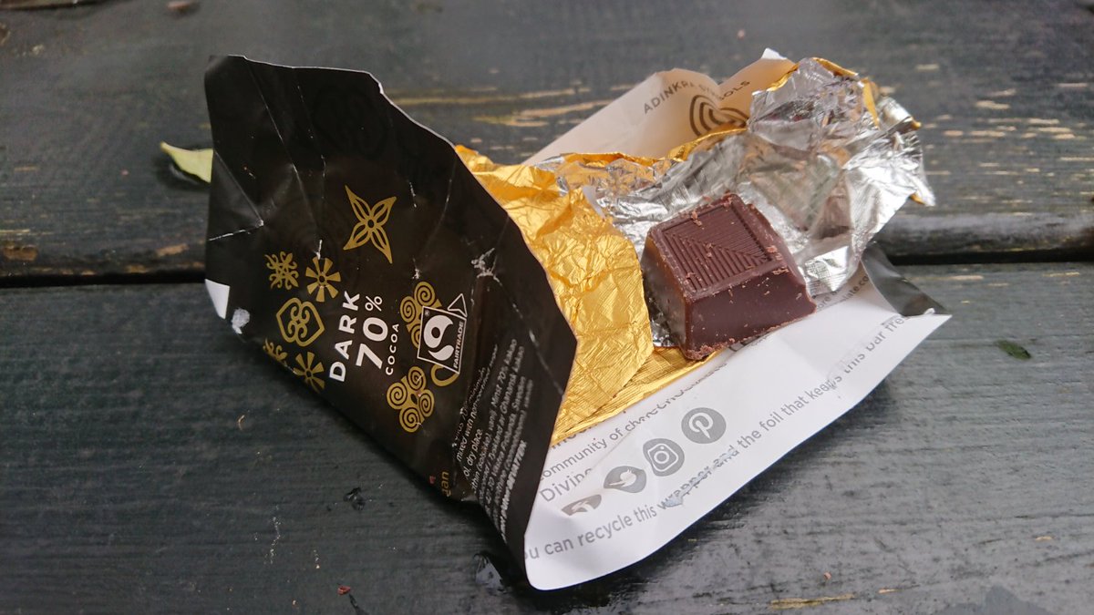 Bambigoesforth's tweet photo. Two people have a picnic, me and @therevbobw
Who is supposed to eat the last chunk of @divinechocolate in a five chunk bar? #justasking #fairtrade #makeitsix https://t.co/Nl8dL4OJLq
