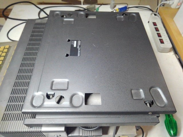 toshitada1973's tweet photo. SMC-70/Gのモニタースタンド。天板に可動式の足が付いてて角度を変えられるし、FDDの有無で本体の高さが変わるのに対応してたり、凝ってる…さすがソニー？
#SMC70G
#SMK0091B https://t.co/4eG160KFEC