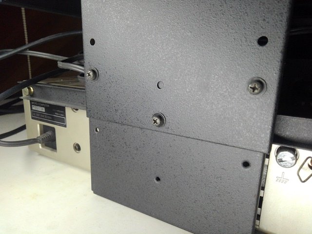 toshitada1973's tweet photo. SMC-70/Gのモニタースタンド。天板に可動式の足が付いてて角度を変えられるし、FDDの有無で本体の高さが変わるのに対応してたり、凝ってる…さすがソニー？
#SMC70G
#SMK0091B https://t.co/4eG160KFEC