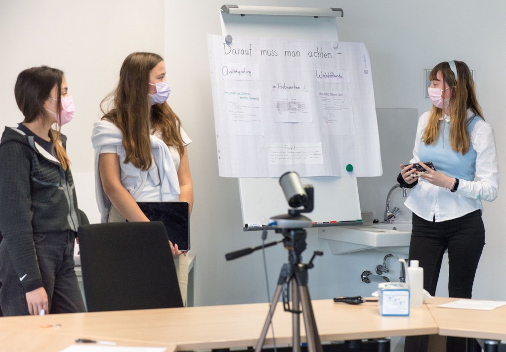 »Engineering for Future-von der Idee zum fertigen Produkt«–Jugendliche waren an der <a href="/BTU_CS/">BTU Cottbus-Senftenberg</a>. Mit den Präsentationen der Teilnehmenden &amp; der Zertifikatübergabe fand das erste MINT-EC-Camp der Maschinenbauinteressierten seinen erfolgreichen Abschluss.
b-tu.de/news/artikel/1…
/rh