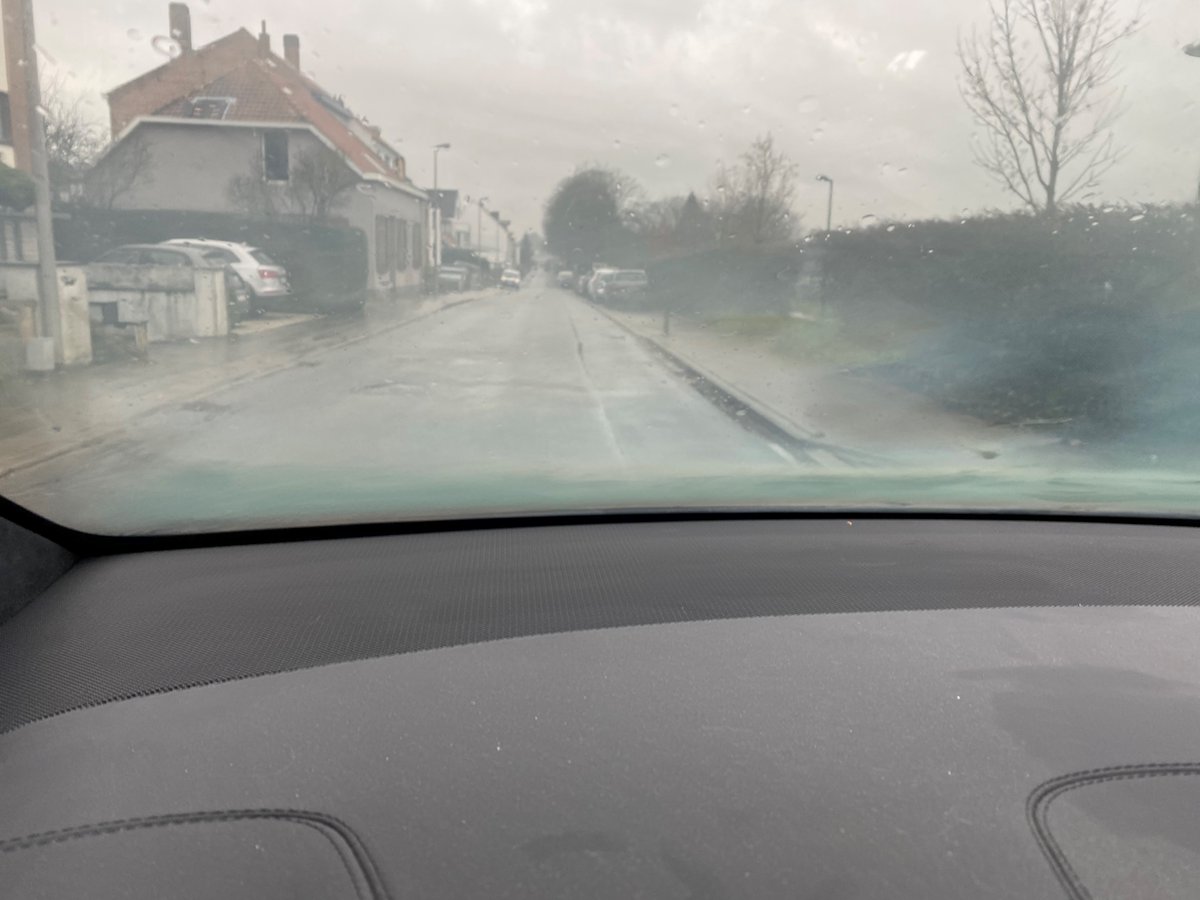 vdmmax's tweet photo. Hi @Tesla, my car is having issue with the hvac system since the beginning. My windscreen got suddenly misted-up after hours of driving, forcing me to park (great when you are on higway) but it's normal for SC Zaventem. (car on auto mode) https://t.co/46hBj0cvGi