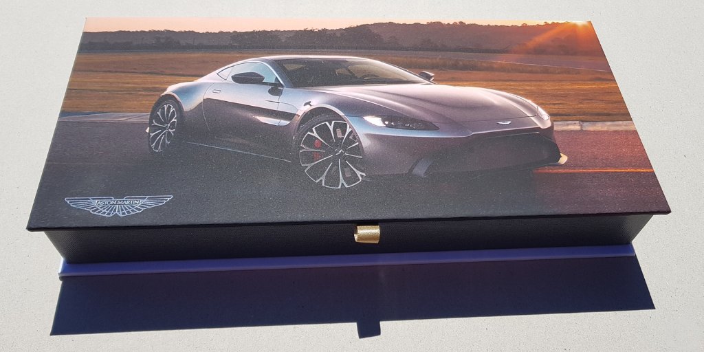 SpinkThackray's tweet photo. Who here has seen the new James Bond? 🎥

Throw-back to these custom presentation boxes, given to customers with their purchase. 🚗

#bookbinding #notebooks #emboss #leatherwork #branding #marketingmaterial #astonmartin #bespoke https://t.co/LRIKHpnCBh