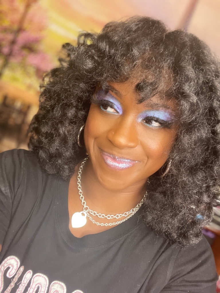 winedownwithlee's tweet photo. Dream girl βοΈ
#makeup #winedownwithlee #bighair #boldeye #hologramaticeye #blkopl #quickmakeup #darkskin #womensupportingwomen #darkskin #eyecandy https://t.co/WnRcfKTf7P