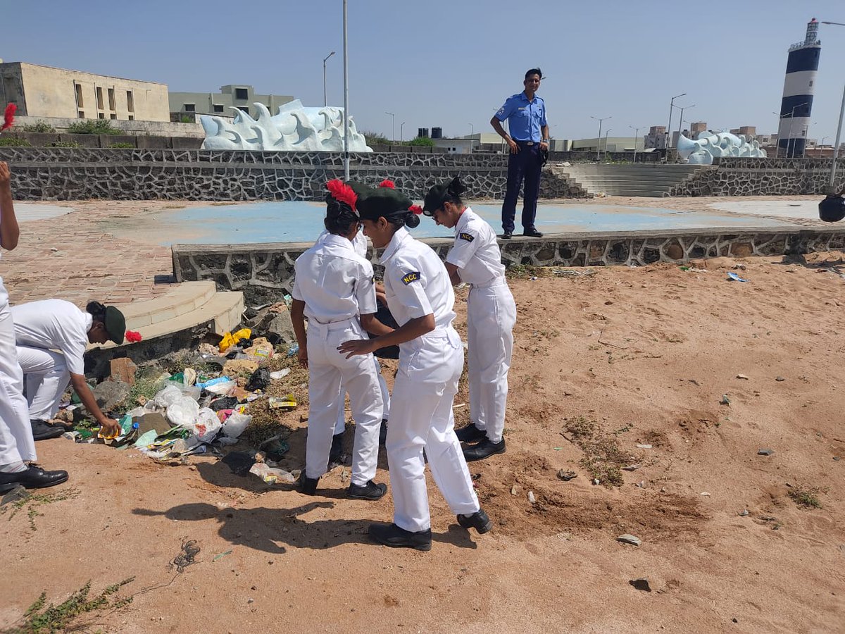 NCC_Dte_Gujarat's tweet photo. #CleanIndia
Cadets of 7 Guj NU NCC, Veraval, Jamnagar Group carried out cleanliness drive at Veraval Beach and at Chowpatty to spread awareness about Swachch Bharat Abhiyan 
@DefencePRO_Guj
@HQ_DG_NCC
@Cmoguj
@Bhupendrapbjp
@ jitu_vaghani 
@drajaykumar_ias https://t.co/2VUjdkBOHo