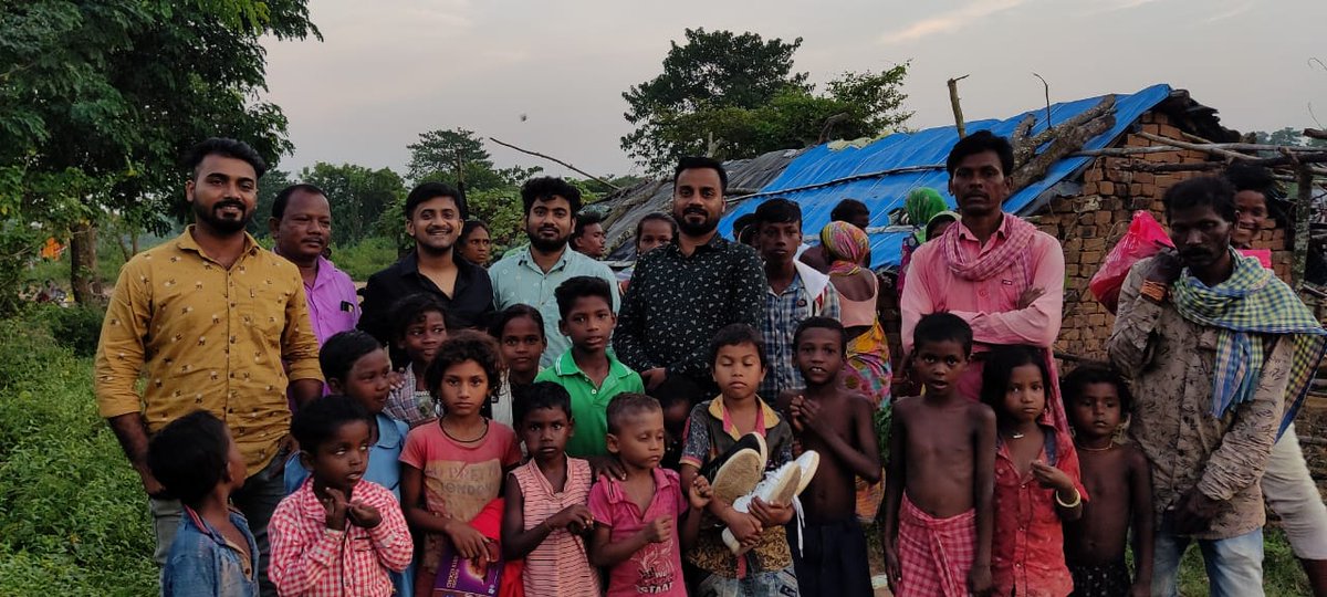 rotaract3262's tweet photo. Rotaract club of Bhubaneswar Utkal jaydev associate with Kanchan foundation distribute clothes at slums area, Bhubanaswar
#rotary3262
#rotaract3262
#rotaractdistrict3262
#rotaryinternational https://t.co/T6V6dveTVR