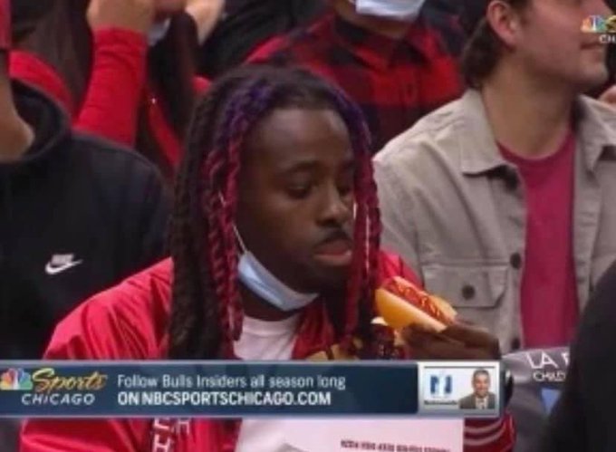This man got caught eatin a glizzy on Live Television🤦🏾&zwj;♂️🤦🏾&zwj;♂️🤦🏾&zwj;♂️ https://t.co/colnYZ9RAy