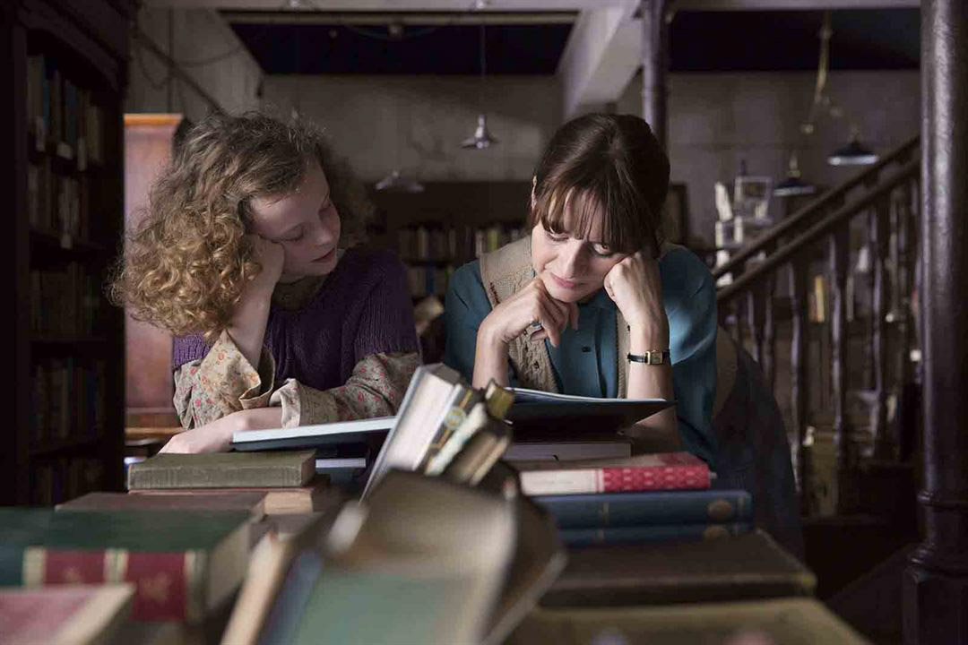 #LaLibrería (2017), mi #Película favorita de #IsabelCoixet, narra magistralmente las desventuras de Florence (#EmilyMortimer), una viuda solitaria (su única compañía son los #Libros) que abre una librería en un pequeño pueblo británico a fines de los años 50. #DíaDeLasBibliotecas