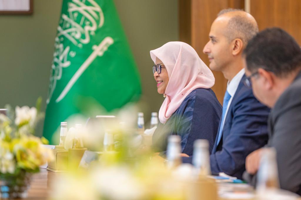 AhmedAlKhateeb's tweet image. سعدت بلقاء المدير التنفيذي لبرنامج الأمم المتحدة للمستوطنات البشرية - موئل (UN Habitat) @UNHABITAT السيدة ميمونة محمد شريف، لاستعراض التطورات التي تشهدها المملكة فيما يتعلق بجودة الحياة، وبحث أوجه التعاون المشتركة بين #برنامج_جودة_الحياة وبرنامج الأمم المتحدة للمستوطنات البشرية.