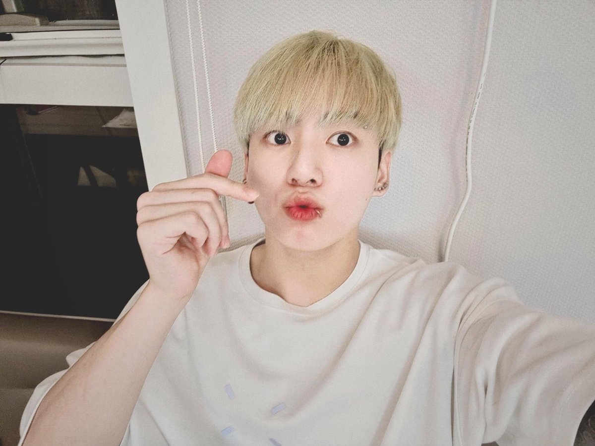 khunpink_ms's tweet photo. เนื่องในโอกาสน้องจองกุกมาอัพรูป 🐰💘

📸 แจกสติ๊กเกอร์ไลน์เด็กๆ BT21 ลายไหนก็ได้ 1 ลาย จำนวน 5 คนงับ ✨ รีอย่างเดียว หรือใครจะใจดีเมนชั่นติด #JUNGKOOK ให้ก็ได้ 
                  - สุ่ม 22.30 น. - https://t.co/p9wMXlm4EL