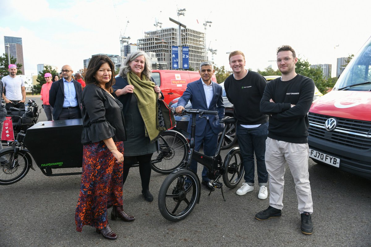 MayorofLondon's tweet photo. As London's ULEZ expands today, it was great to meet Londoners who are setting an example to help reduce air pollution at @NoOrdinaryPark. 
 
The ULEZ expansion will benefit the whole of our city, and is a crucial step in London’s green recovery from this pandemic. https://t.co/8vnJhAYRO0