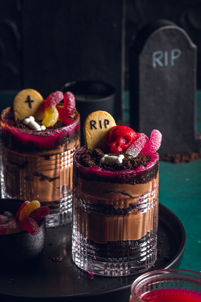 👻 Halloween in a jar! If you are thinking of having a Halloween party this year, these Halloween jars make a great sweet treat for your guests. They are vegan friendly, decorated with blood red cherry jelly! 🎃

Recipe by <a href="/romylondonuk/">Romy</a> 

grapetree.co.uk/blog/post/hall…