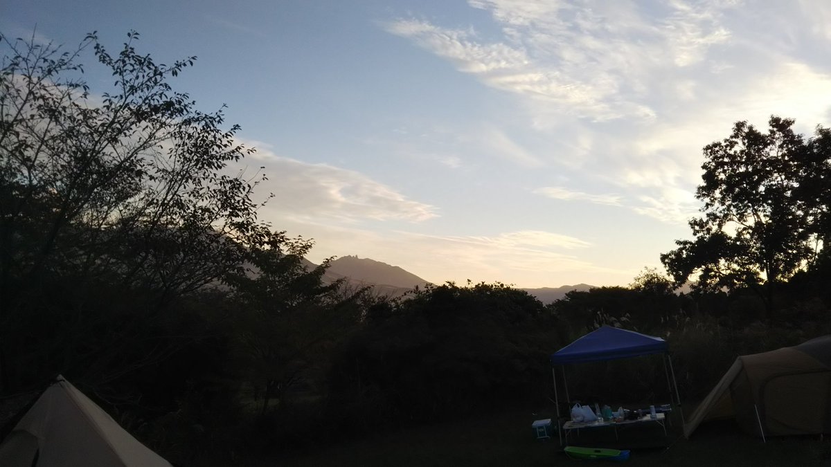 MailTsune's tweet photo. 抜けるような青空、オレンジ色の夕焼け、星があふれる夜空、朝日が上がる前の凛とした冷気…キャンプ要素が加わるだけで、フェスの楽しみ方がめちゃくちゃ広がりました。
#阿蘇ロックフェスティバル2021 https://t.co/y4fdOKUE68