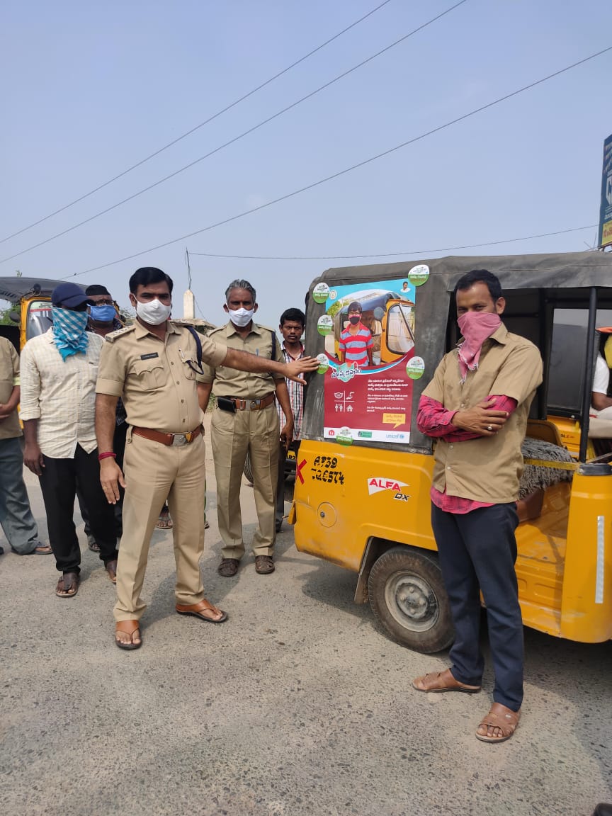 SBCCcell's tweet photo. @PoliceKurnool raising awareness in public places about the importance of #COVIDAppropriateBehaviour.
#NoMaskNoRide posters were stuck on Auto-rickshaws in @kurnoolgoap.
#Unite2FightCorona #COVID19Pandemic #APFightsCorona https://t.co/6qdzHAZVKk