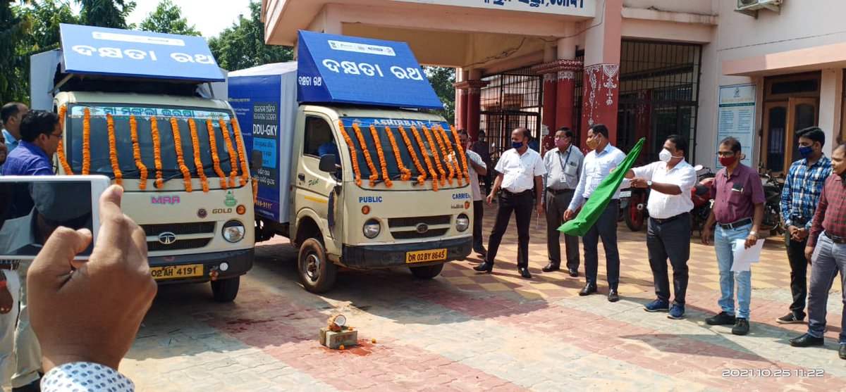 Skill carvan(Dakshyata Ratha) has been flagged off by ADM and PD DRDA today for creating awareness among rural youths of our district.It shall cover 190 GPs in 17 days. Under DDU GKY, the rural youths shall be mobilised, trained and placed .