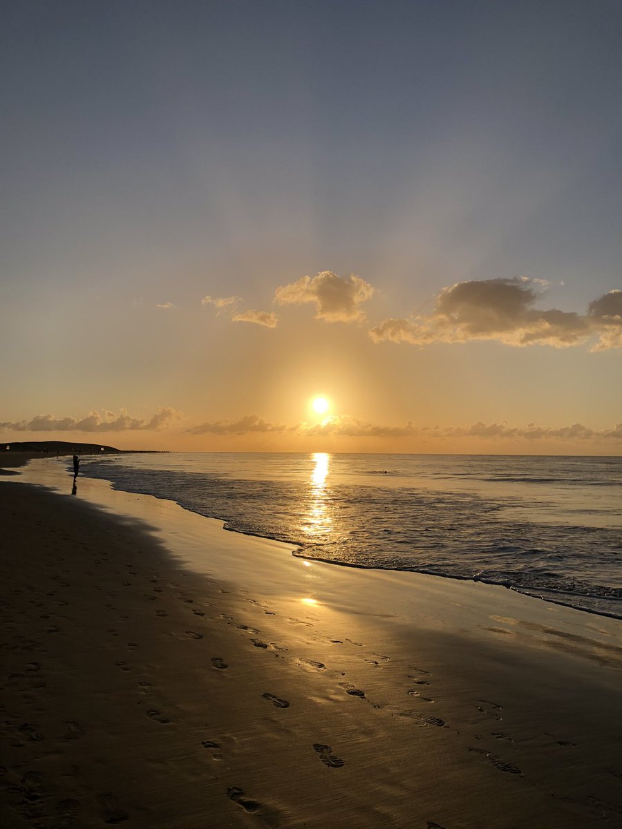 Surrender to the magic of the present moment. Have a fantastic start of the week! #photooftheday #nature #beauty #sunrise #magic <a href="/EdaFaktor/">Eva D</a> <a href="/holyber/">𝕆𝕝𝕚𝕧𝕖𝕣 ツ</a> <a href="/Alan1967/">Alan</a> @Ostravadnes <a href="/NrqSlr/">Er Roque</a> <a href="/gctourism/">GranCanaria.com 🌴☀️</a> <a href="/EmocionesCan/">Emociones Canarias</a> <a href="/TesorosCanarios/">#TesorosCanarios l♥️🇮🇨</a> <a href="/patrijorge/">Patricia Jorge</a> @CanaryIslandsEN <a href="/TiempoDCanarias/">Tiempo de Canarias</a>