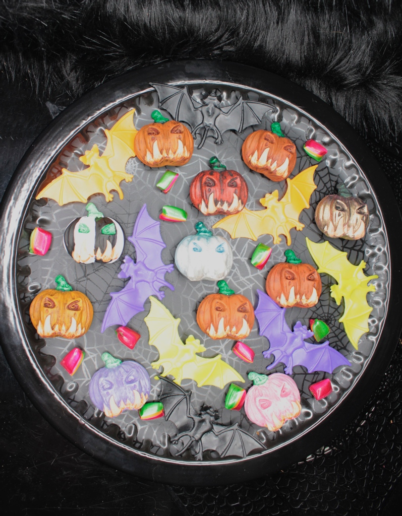 TentacleSpine's tweet photo. We listed a whole buffet of Jack O'Lantern Badges when we listed our Jack O'Lantern so you can accessorise spooky Stylish this Halloween!⁠
.⁠
https://t.co/YQXvCYTszZ
.⁠
Plate by: @wwceramics⁠ https://t.co/0n1dIC5Ik7