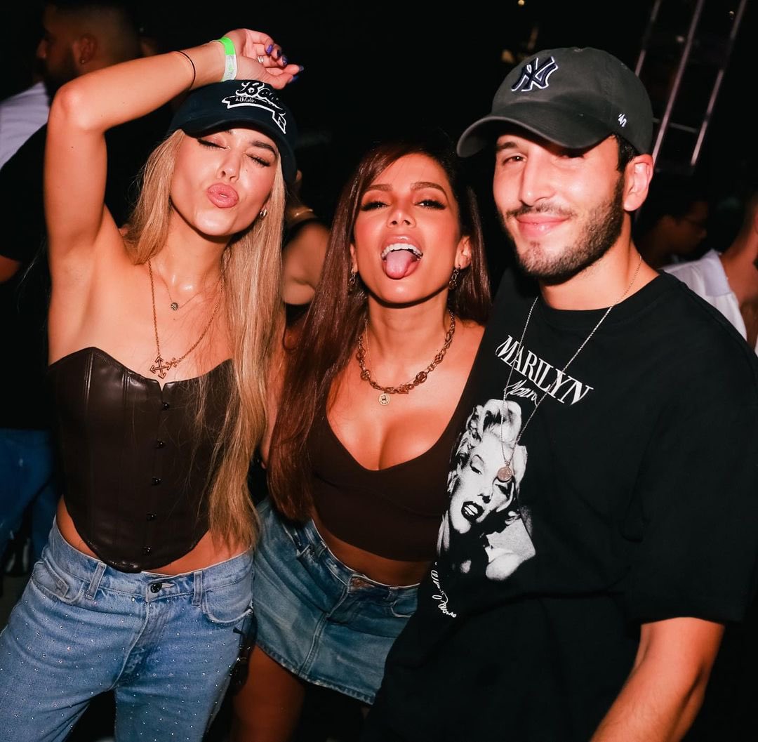 CliqueEspanhol's tweet photo. Danna Paola, Anitta e Sebastian Yatra juntos, esse é o tweet. https://t.co/zdlRXRCaNH