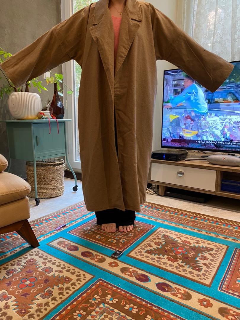 Moha60391's tweet image. بعد‌ بیست روز این ارسالی پیج ندا حسین پور‌ هست که با کمال وقاحت در مقابل اعتراضم من رو بلاک کرده
نه رنگ و نه دوخت اصلا قابل پذیرش نیست
ضمن اینکه من سایز و قدم رو اعلام کردم و این مانتوی مثلا فری سایز رو فرستاده و استدلالش اینه اتو کن درست میشه
امیدوارم کسی گول این ادم رو نخوره