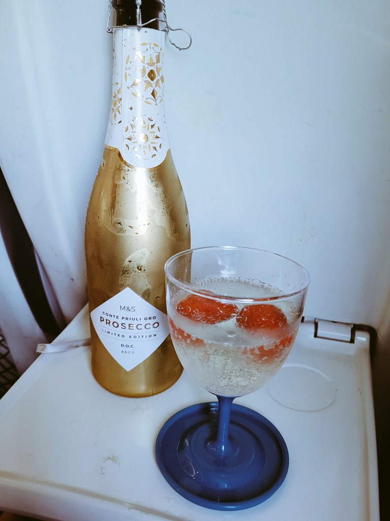 sneffit26's tweet photo. @mbsings we are on route to the Royal Albert Hall......this is a dream come true! What a 40th Birthday treat.....although I'm now 41! #WeLoveMichael #howamisupposedtolivewithoutyou https://t.co/kQ1SRSFycu