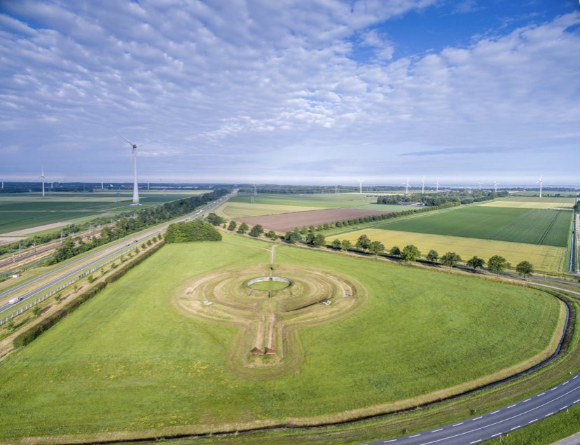 Oud-collega Dré van Marrewijk selecteerde 65 landschapskunstwerken door heel Nederland. In zijn inleiding gaat hij in op de culturele betekenis van Land art. Met voorwoord van kunsthistoricus Sandra Smets. uitgeverijblauwdruk.nl/gidslandart/ #landschap #landart #kunst