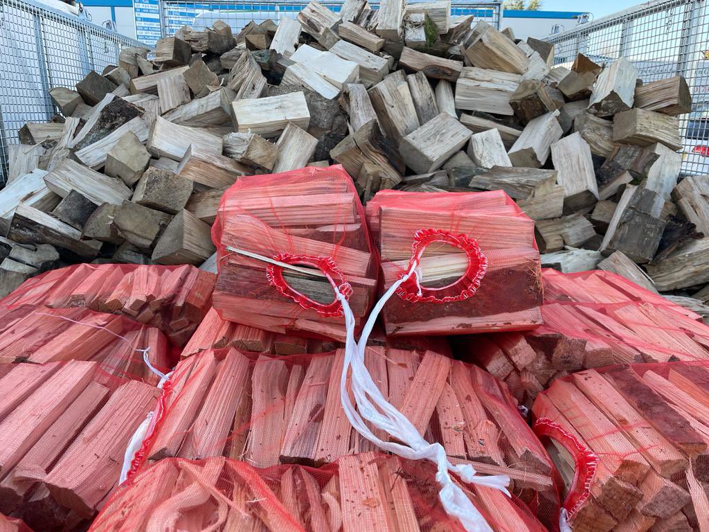 As it starts to get a little chilly outside we got our first delivery of logs and kindling in 🔥 #keepingwarm