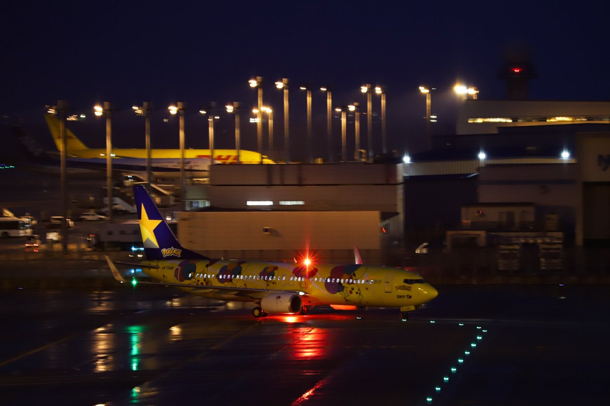 Centrairairport's tweet photo. 那覇から到着したスカイマーク554便はピカチュウジェットでした🎈セントレアはあいにくの天気ですが国内線エプロンでも一際目立ってます😁スカイマーク公式HPによると今夜はセントレアでステイ、明日の朝8:35発の551便として出発予定です！
https://t.co/zAtRn61N8w https://t.co/AZDLzbSkto