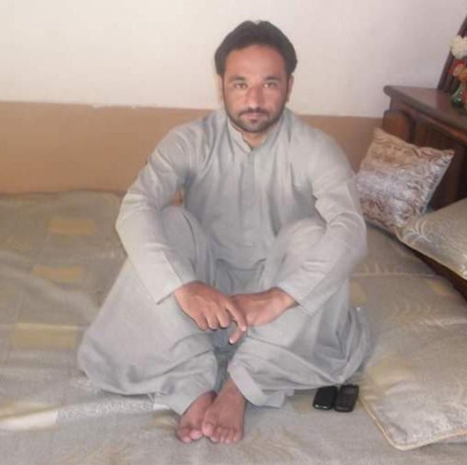 EmranBaloch16's tweet photo. 25 اکتوبر 2012 کی شام خضدار میں گھات لگائے کالے بھیڑیوں نے بیچ چھوارئے پہ دو نوجوانوں کو شہید کیا دونوں میرے کندھے تھے 
خدا اپ دونوں کے درجات بلند رکھے https://t.co/HH4o4ovnvQ