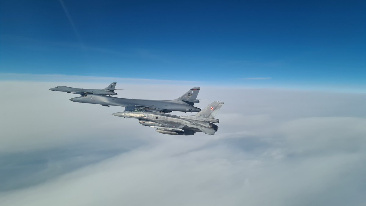 NATO_AIRCOM's tweet image. "Bombers enhance our ability to address dynamic threats and counter adversary actions in the region as an effective joint force." said General Jeff Harrigian, Commander Allied Air Command.

@usairforce 🇺🇸 B-1s were joined by fighters from 🇵🇱🇸🇪

Read More: ac.nato.int/archive/2021/a…