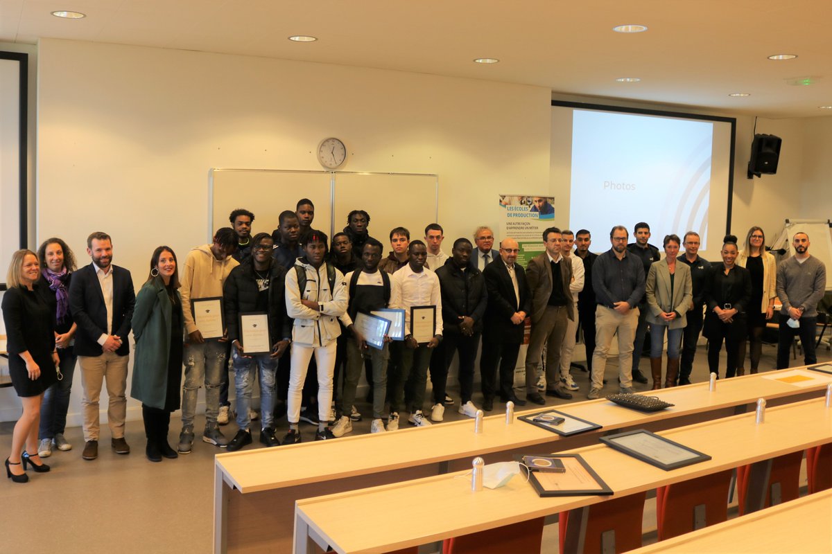 icam_fr's tweet photo. 🎉Vendredi dernier avait lieu la remise de diplômes des promotions 2020 et 2021 de l'#EcoleDeProduction de l'Icam site de #GrandParisSud (CAP CIP) à #Lieusaint, une formation en 2 ans pour ceux qui n’ont pas réussi à trouver leur voie dans le système scolaire traditionnel ! https://t.co/B7vYw7fcNs