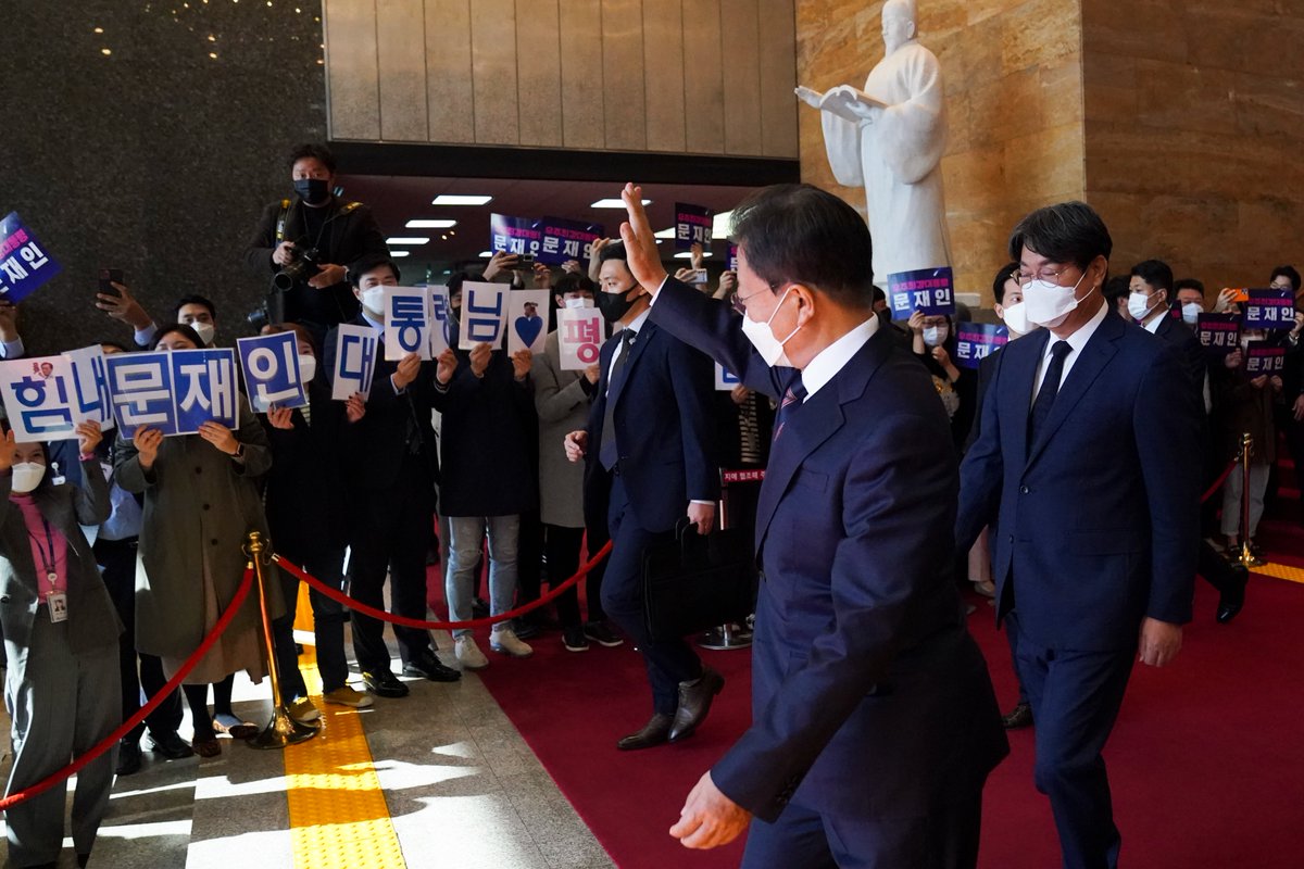 국가적으로 어려운 시기에 
항상 정부를 믿고 힘을 모아주신 
국민 여러분께
늘 감사하고 고마운 마음입니다. 
위기극복 정부로서 마지막까지 
최선을 다하는 것으로 보답하겠습니다.
미래를 준비하는 소명 또한 
마지막까지 잊지 않겠습니다. 

youtu.be/g4trczjt-qw