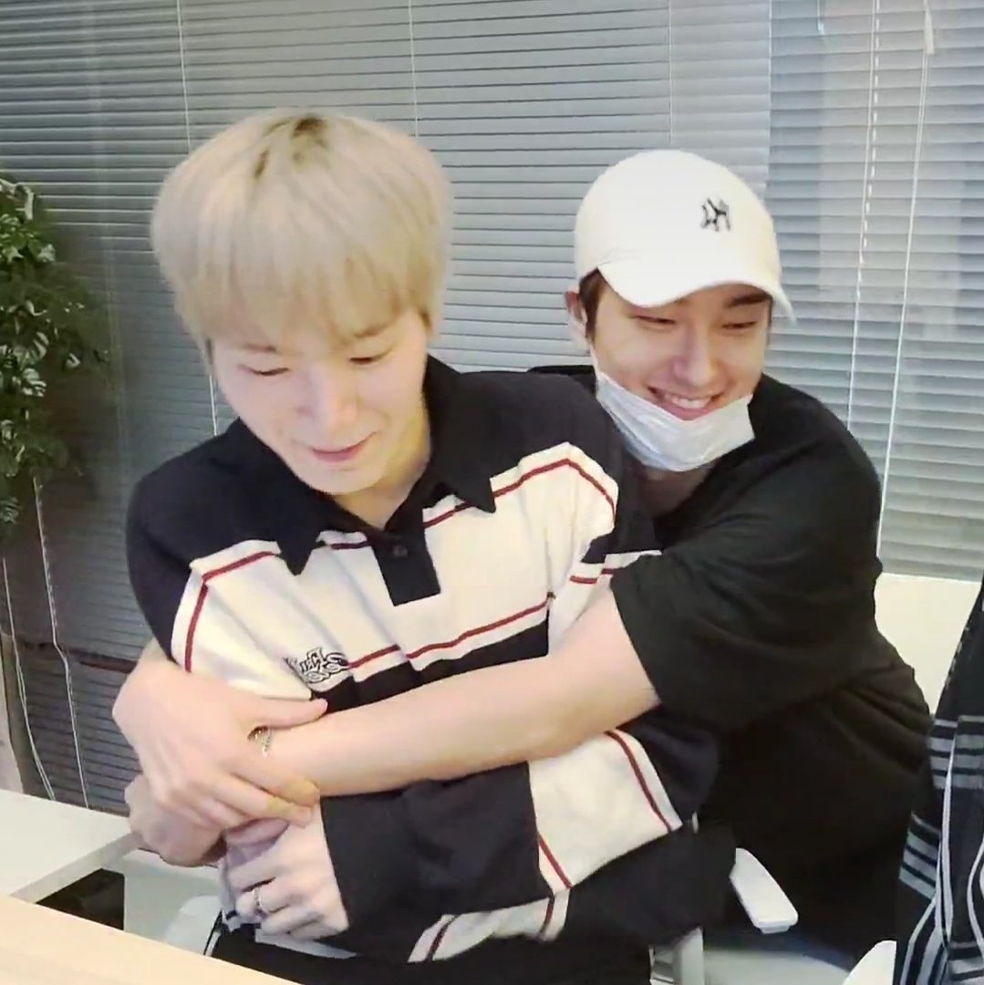 jinwoowoof's tweet photo. OAGSKAKA THEY'RE SO CUTE https://t.co/TQkfeXGT2G