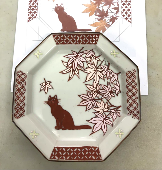 今月の絵付けは赤絵八角皿。これはこのあと季節ごとの植物を描いてシリーズにしたいと思っています#猫のお皿 