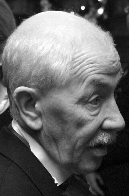 5 years today. United lost 0-4 to Chelsea that weekend, being a Gooner he liked that, he couldn’t speak before he died, from the stroke, but he held up his working hand with 4 fingers &amp; then closed his thumb &amp; forefinger together in a 0, and then he gave a thumbs up. My Dad 🥰