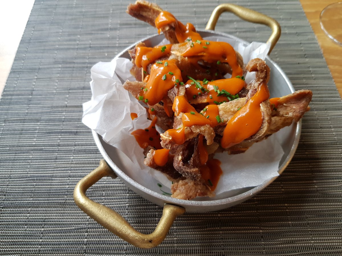 GuiaMichelin_ES's tweet image. En #Ronda, acércate a #Tragata para saborear la cocina más desenfadada de @benitogomezbece. Sus tapas y platillos rinden homenaje al producto y a la tradición, pero con toques creativos... Oreja de cerdo frita con salsa picante; Tuétano asado con tartar de vaca. 
#GuiaMICHELIN21