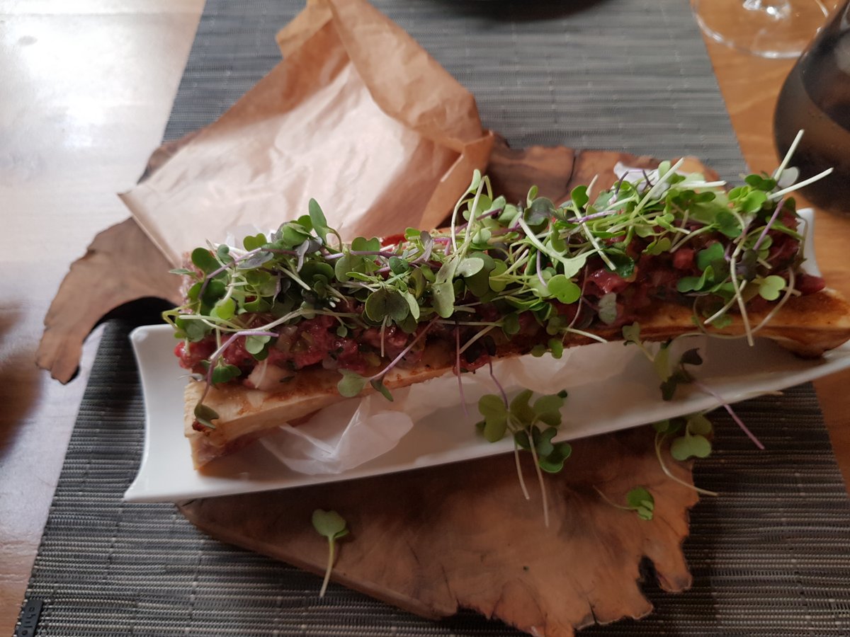 GuiaMichelin_ES's tweet image. En #Ronda, acércate a #Tragata para saborear la cocina más desenfadada de @benitogomezbece. Sus tapas y platillos rinden homenaje al producto y a la tradición, pero con toques creativos... Oreja de cerdo frita con salsa picante; Tuétano asado con tartar de vaca. 
#GuiaMICHELIN21