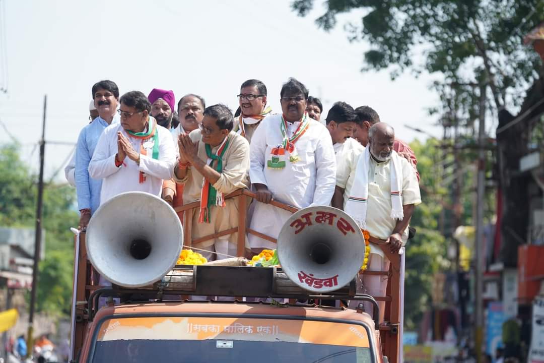 pcsharmainc's tweet photo. खंडवा लोकसभा उपचुनाव में आज खंडवा लोकसभा के लोकप्रिय प्रत्याशी श्री @RajNarayanINC जी के साथ उनके पक्ष में जनसंपर्क  किया।।
इस दौरान पूर्व सांसद श्री प्रेमचंद्र गुड्डू जी,शहर कांग्रेस अध्यक्ष इंदलसिंह पंवार जी, जिला कांग्रेस अध्यक्ष ओंकार पटेल जी, 1/2 https://t.co/cBGvpUfLTg