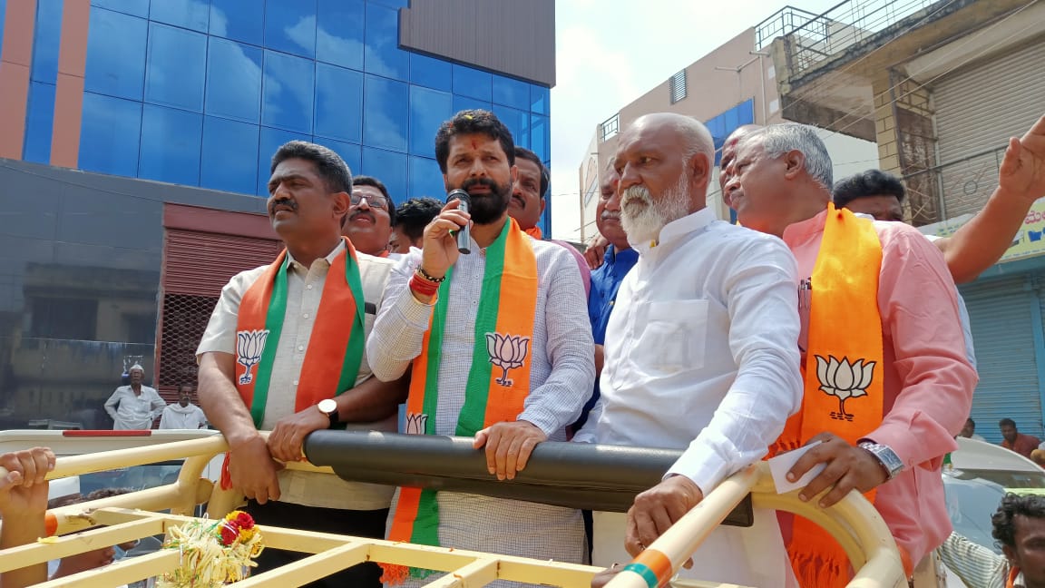 AppuMPattanshe1's tweet photo. ವಿಜಯಪುರ ಜಿಲ್ಲೆಯ ಸಿಂದಗಿ ಮತಕ್ಷೇತ್ರದ ಉಪಚುನಾವಣೆ ಅಂಗವಾಗಿ ಬಿಜೆಪಿಯ ರಾಷ್ಟ್ರೀಯ ಪ್ರಧಾನ ಕಾರ್ಯದರ್ಶಿ ಹಾಗೂ ಶಾಸಕರು @CTRavi_BJP ಅವರು ಸಿಂದಗಿ ನಗರದಲ್ಲಿ ಬಿಜೆಪಿ ಅಭ್ಯರ್ಥಿಯ ಪರ ಪ್ರಚಾರ ನಡೆಸಿ ಮತಯಾಚನೆ. ಈ ಸಂದರ್ಭದಲ್ಲಿ ವಿಧಾನಪರಿಷತ್ ಸದಸ್ಯರು  @ArunShahapurMLC ಶಾಸಕರು ಶ್ರೀ ಶರಣು ಶಲಗರ ಉಪಸ್ಥಿತರಿದ್ದರು @BJP4Karnataka https://t.co/RDHExJlYHm