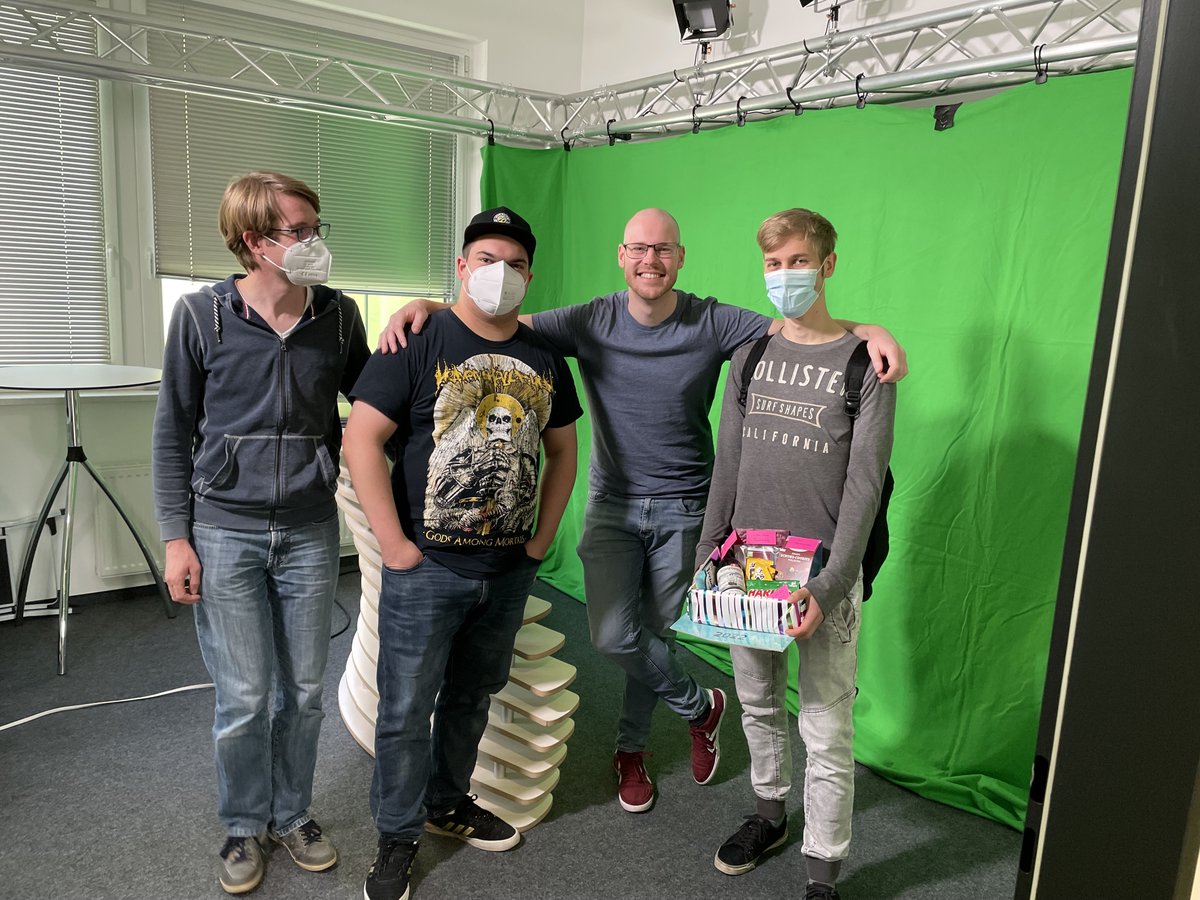 Nunav_'s tweet photo. Innerhalb eines Praktikums war unser Stipendiat Albert Teil unseres #Graphmasters-Teams! In einer Präsi zum Thema "Modellierung von Verkehr auf einzelnen Spuren für Autobahnen", erzählte er uns, was er in dieser Zeit gemacht hat. Das Ergebnis und die Zeit mit ihm war super! 😉 https://t.co/8fz5RrECq5