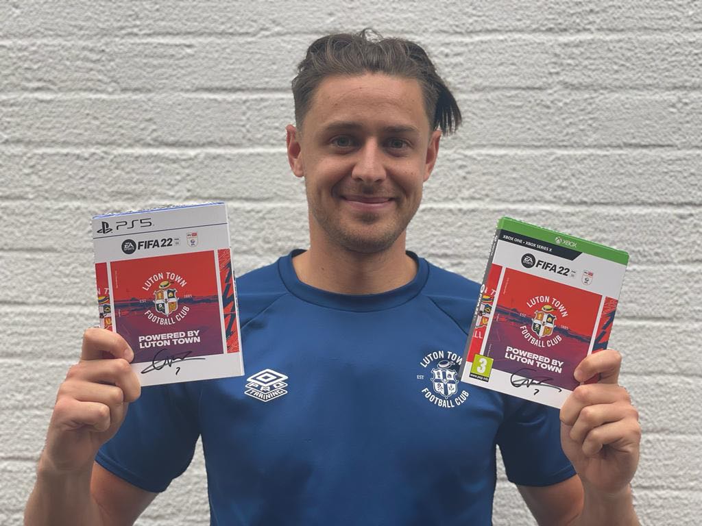 🚨 1⃣0⃣0⃣,0⃣0⃣0⃣ giveaway 🚨 For a special landmark, we're giving away two copies of FIFA 22 signed by Harry Cornick! 🥳 𝐓𝐨 𝐞𝐧𝐭𝐞𝐫: ▪️ RT this tweet ▪️ Reply with the club Harry scored his first goal Luton against and tell us your preferred console!