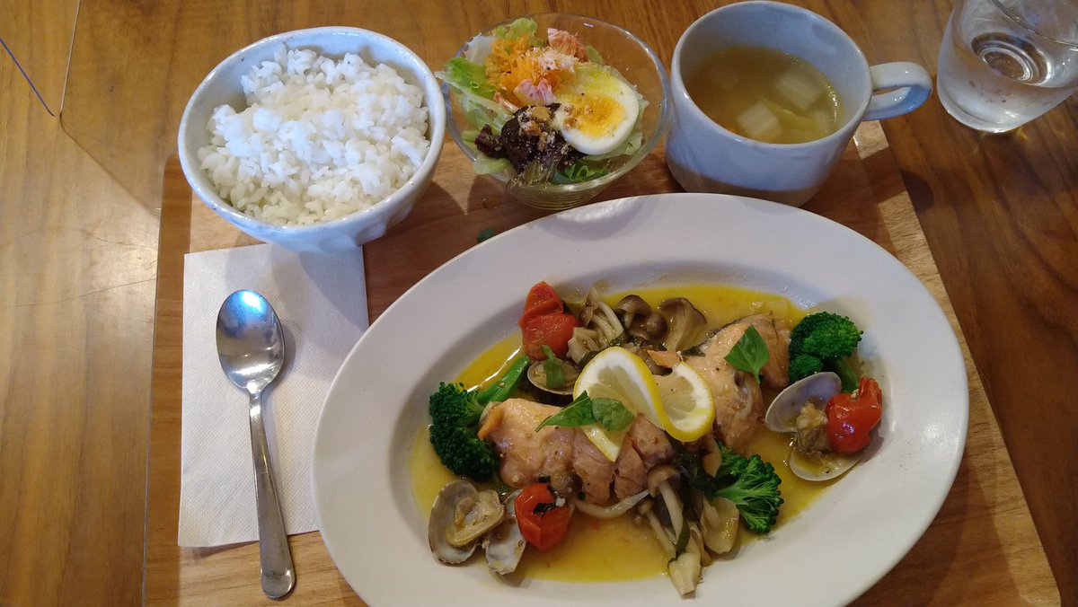 123takeriko's tweet photo. 久しぶりにランチしてきましたー
ちょっと足を延ばした隠れ家カフェ!
でもほーんとに隠れ家で
なかなか見付からなかった💦
めっちゃ狭い道に入ってどうしようかと思った…
何とか到着出来て良かった😂
凄く美味しかったです🥰
和菓子も売ってた
今度は迷わず行けるかな(笑)
#cafehinode https://t.co/uV1AWIK0GZ