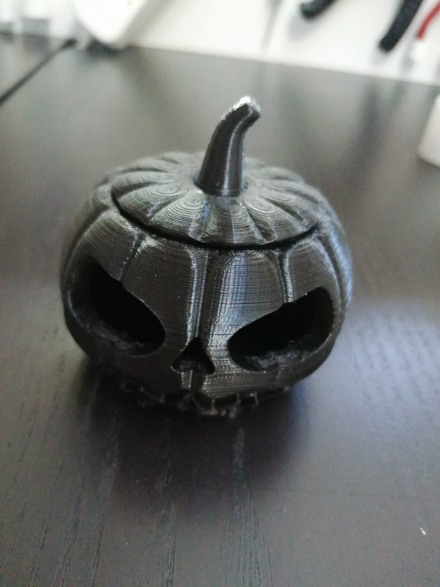 pixeledi's tweet image. Noch schnell für #halloween2021 einen Kürbis gedruckt und mit einem #d1mini #arduino und 3 LEDs bestückt #flackerlicht #3ddruck #esp8266