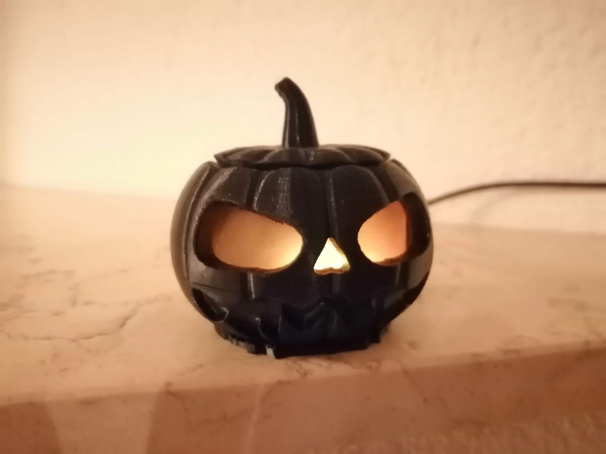 pixeledi's tweet image. Noch schnell für #halloween2021 einen Kürbis gedruckt und mit einem #d1mini #arduino und 3 LEDs bestückt #flackerlicht #3ddruck #esp8266