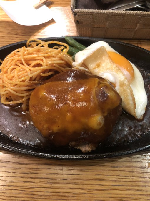 今日は久々の出社だったのでランチでハンバーグを食べました 