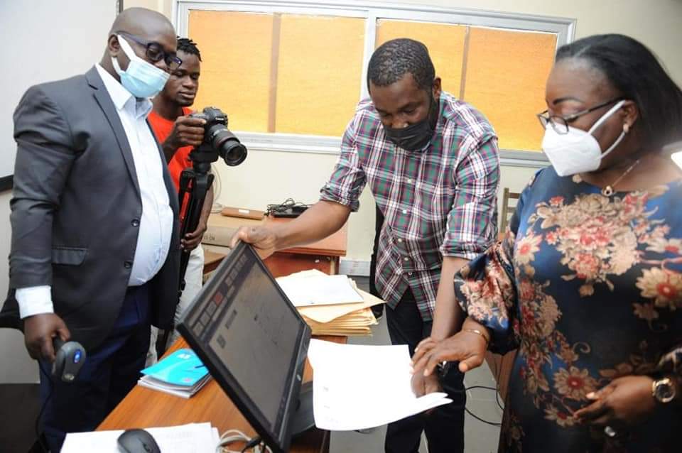 Concours #FonctionPublique #CIV225:
-2 listes parallèles avec des noms et montants payés par les concernés interceptées
-3 faussaires identifiés pour avoir falsifié la signature du Ministre <a href="/OulotoD/">Ouloto Anne Désirée</a> pour se présenter aux concours (2 déjà interpellés)